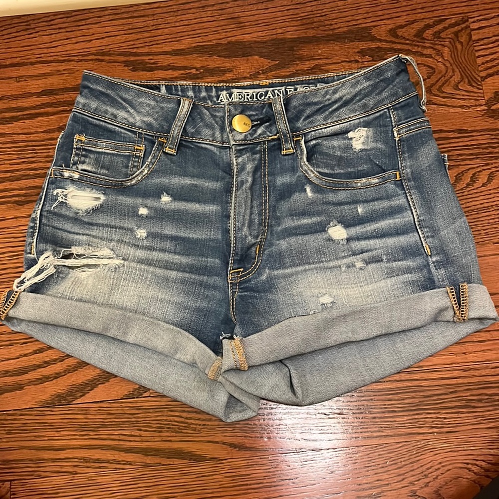 American Eagle women’s size 2 slightly distressed jean shorts